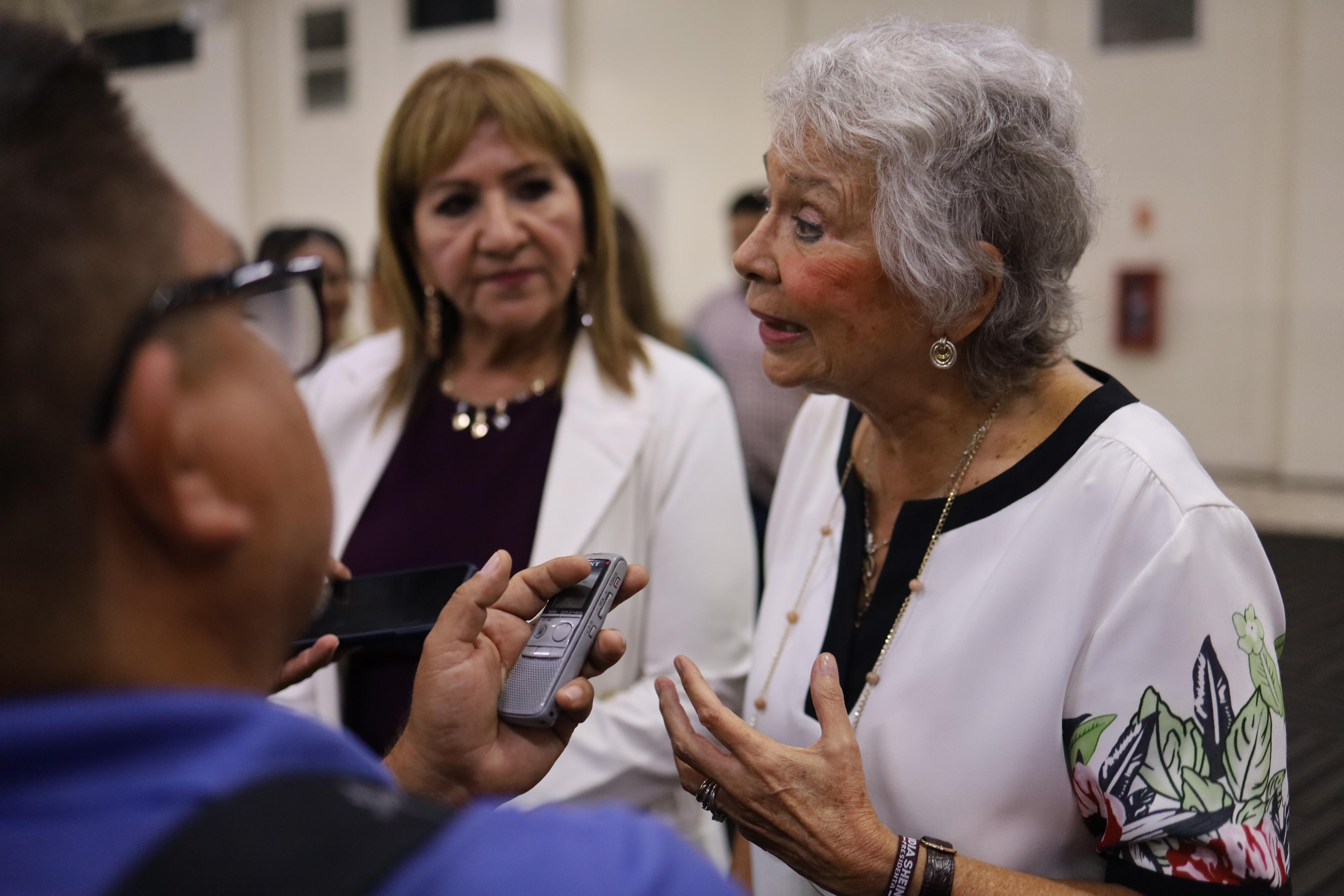 Olga Sánchez Cordero senadora de la República en entrevista con los medios de comunicación en Mazatlán