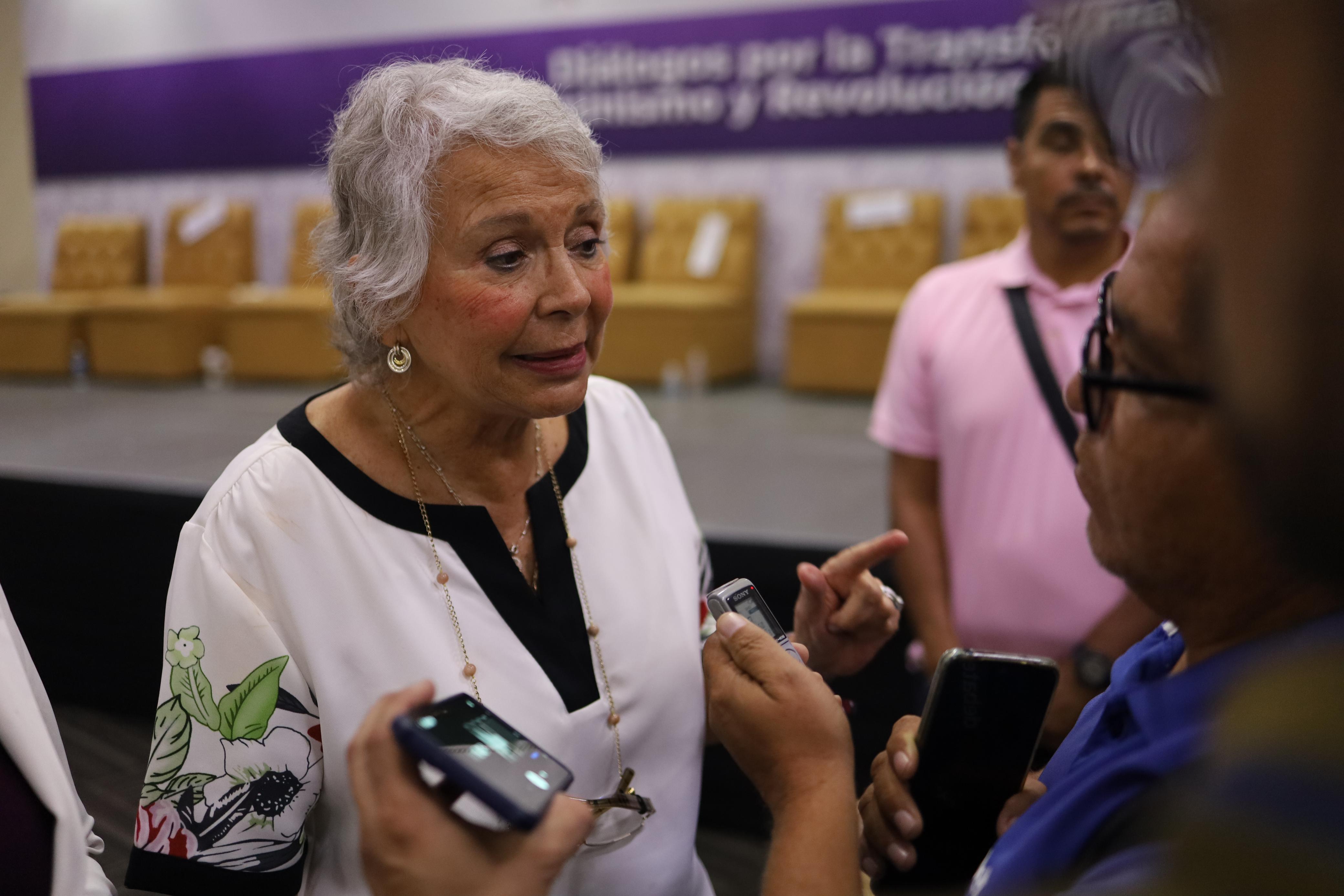 Olga Sánchez Cordero senadora de la República en entrevista con los medios de comunicación en Mazatlán