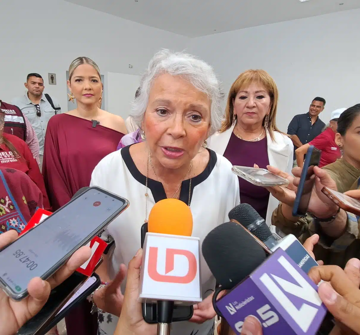 Olga Sánchez Cordero senadora de la República en entrevista con los medios de comunicación en Mazatlán
