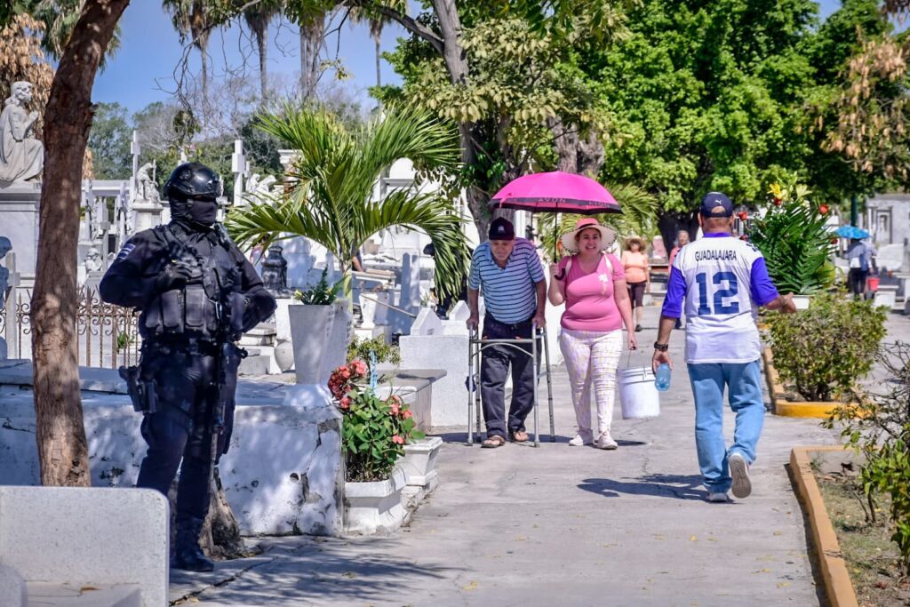 Elementos de seguridad en panteones de Mazatlán