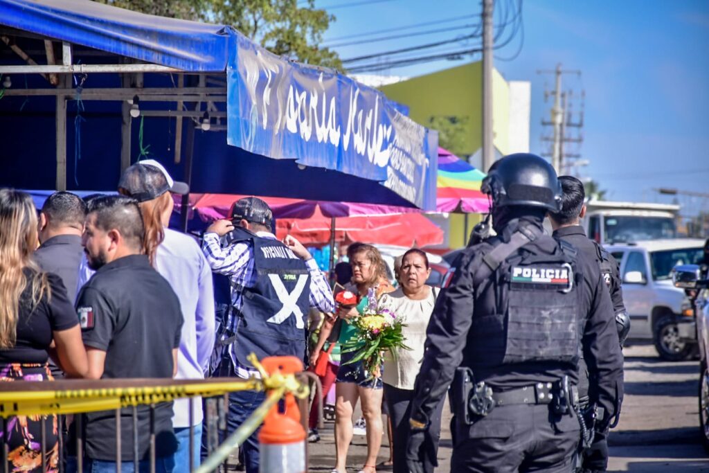 Elementos de seguridad en panteones de Mazatlán