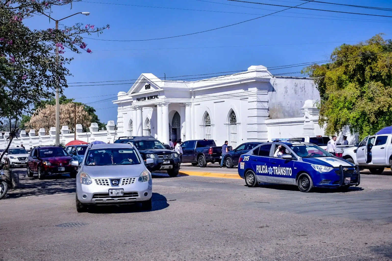 Patrulla de la policia en el panteón municipal de Mazatlán