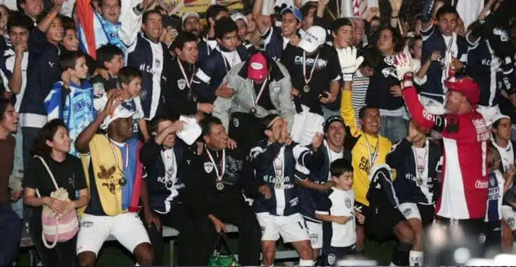 Jugadores de Pachuca festejando el título de liga frente al América en el Clausura 2007
