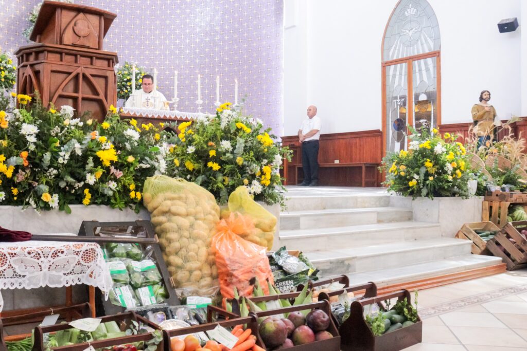 Padre Yasser Horacio López Rocha oficia misa de acción de gracias por el Día del Agricultor