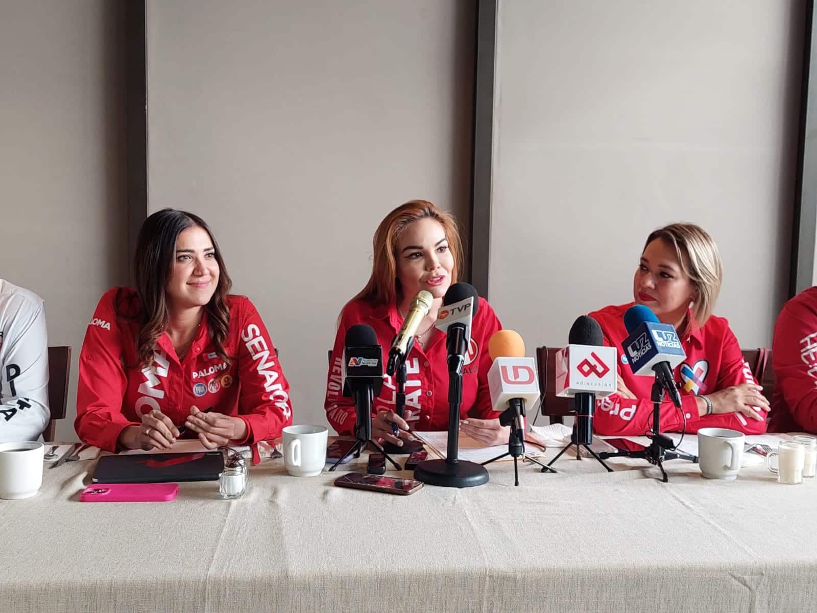 Paloma Sánchez, candidata al Senado de la República por la coalición Fuerza y Corazón por México y Sinaloa, y Paola Gárate, presidenta del PRI en Sinaloa, en una conferencia de prensa con los medios de comunicación en Culiacán