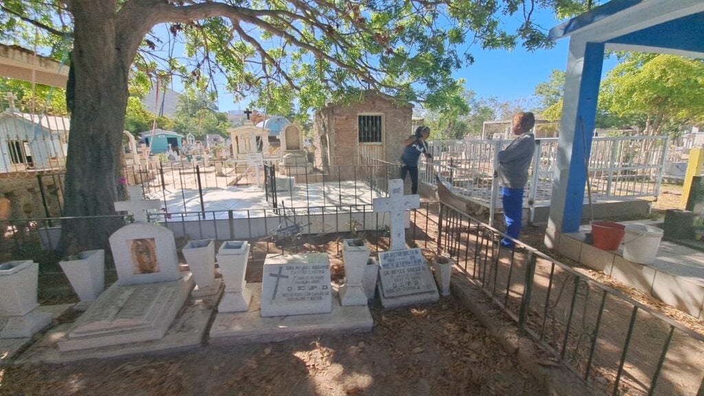 Limpieza en el panteón de Los Mochis