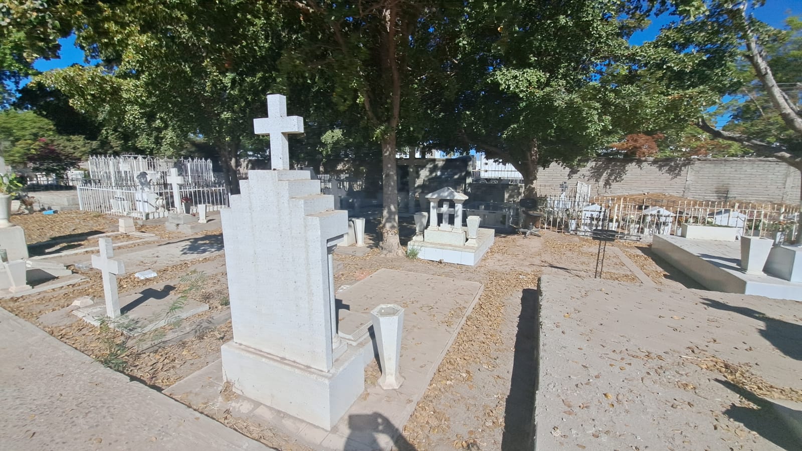 Limpieza en el panteón de Los Mochis