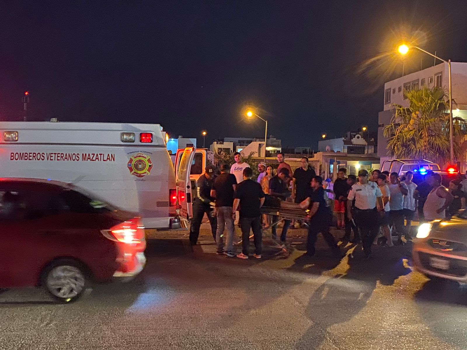 Padre de Kimberly y Stefany Loaiza siendo llevado hacia una ambulancia tras su accidente vial