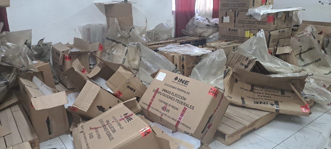 Cajas de cartón que contenían las boletas electorales.