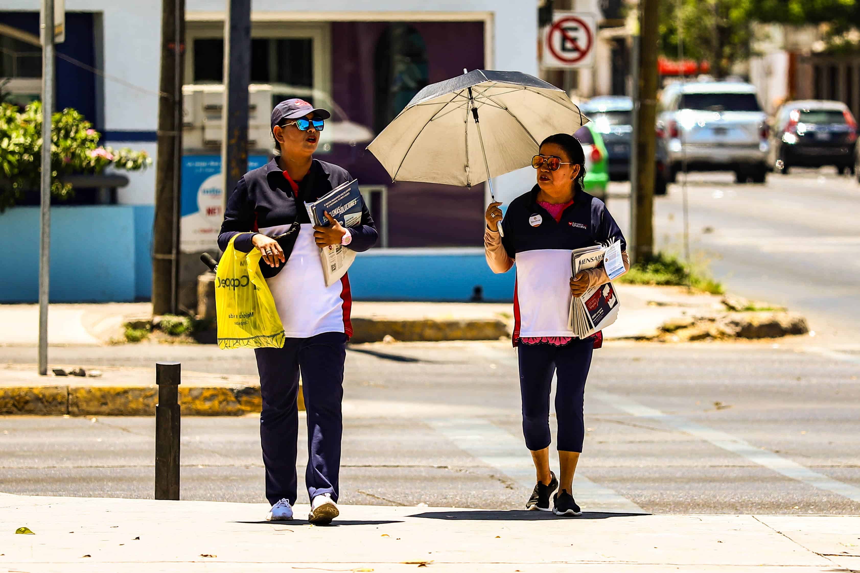 Pareja cubriéndose del sol