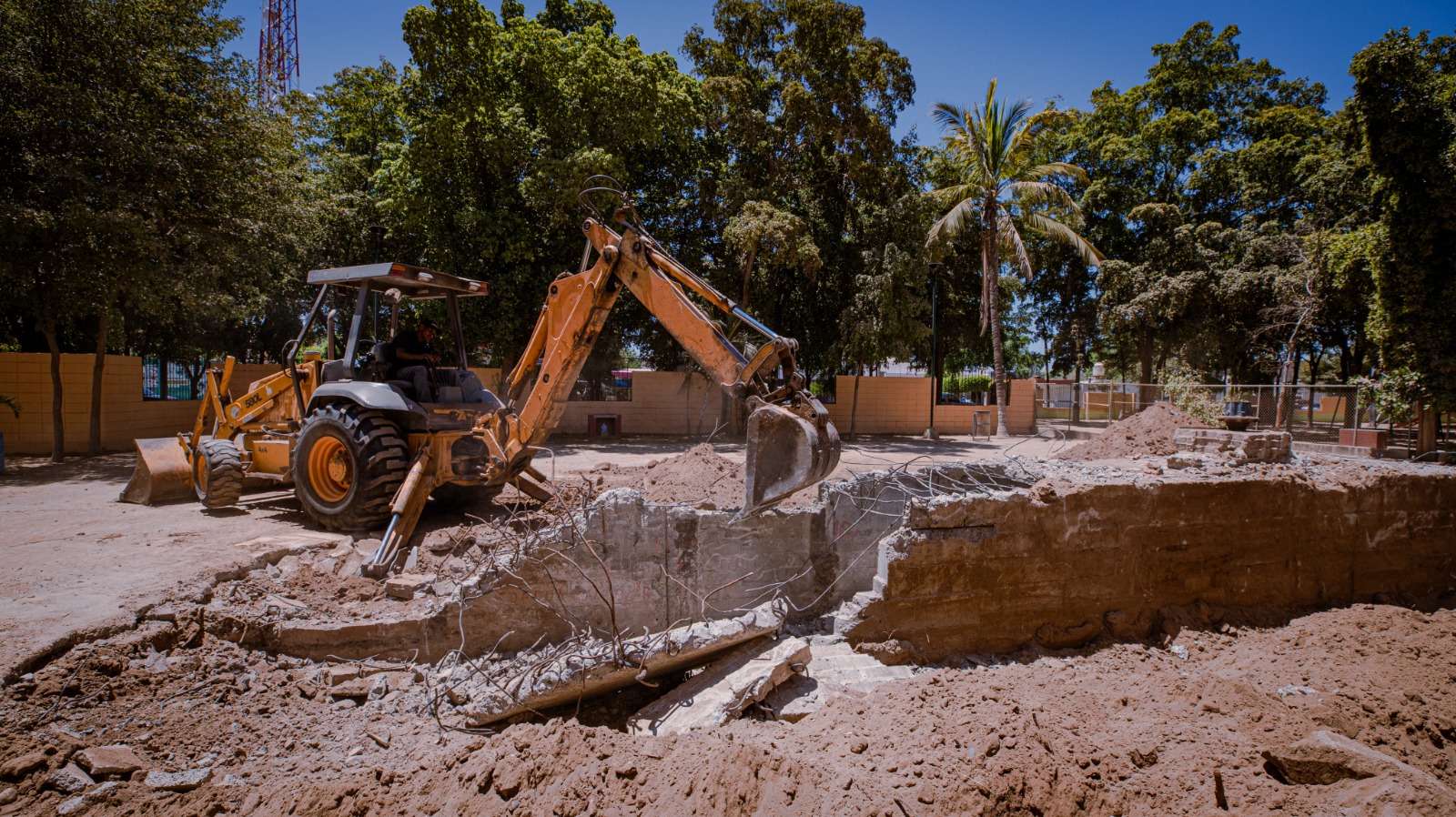 Una retroexcavadora en el parque Villafañe en Guasave