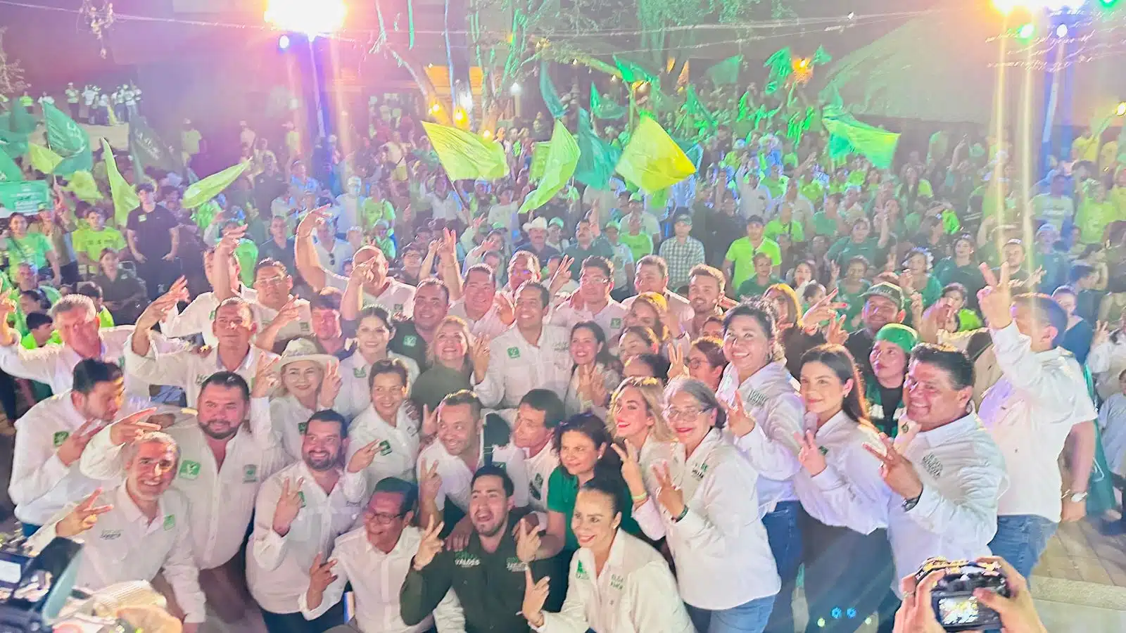Integrantes y simpatizantes del Partido Verde en el cierre de campaña realizado en Rancho Nuevo, Culiacán