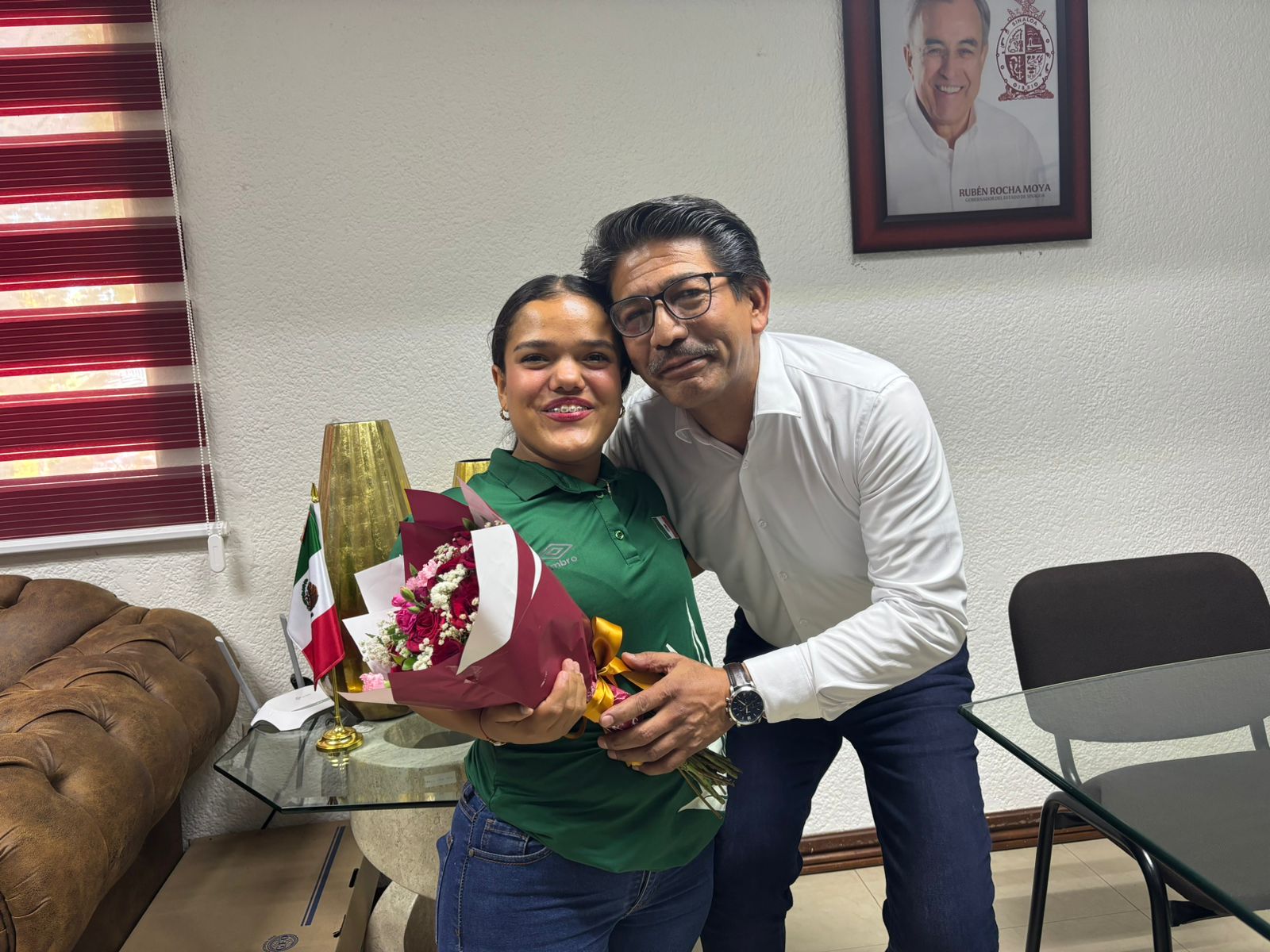 paraatleta sinaloense Pauleth Mejía y alcalde de Guasave