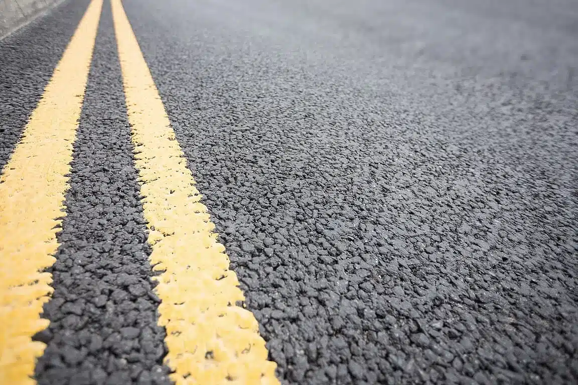 Líneas amarillas de una carretera