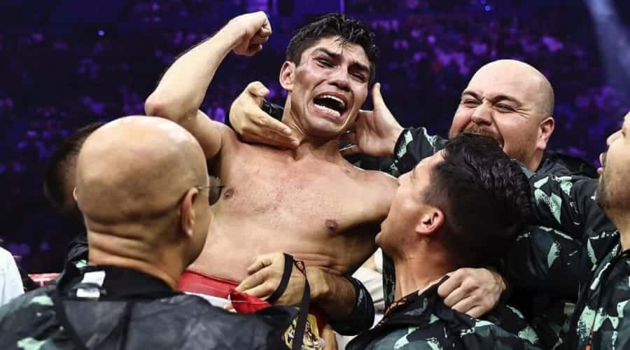 Pedro Guevara celebra después de ganar su campeonato del mundo en Australia