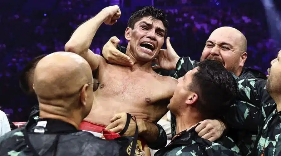 Pedro Guevara celebra después de ganar su campeonato del mundo en Australia