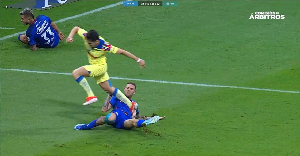 Penal en la final entre América y Cruz Azul
