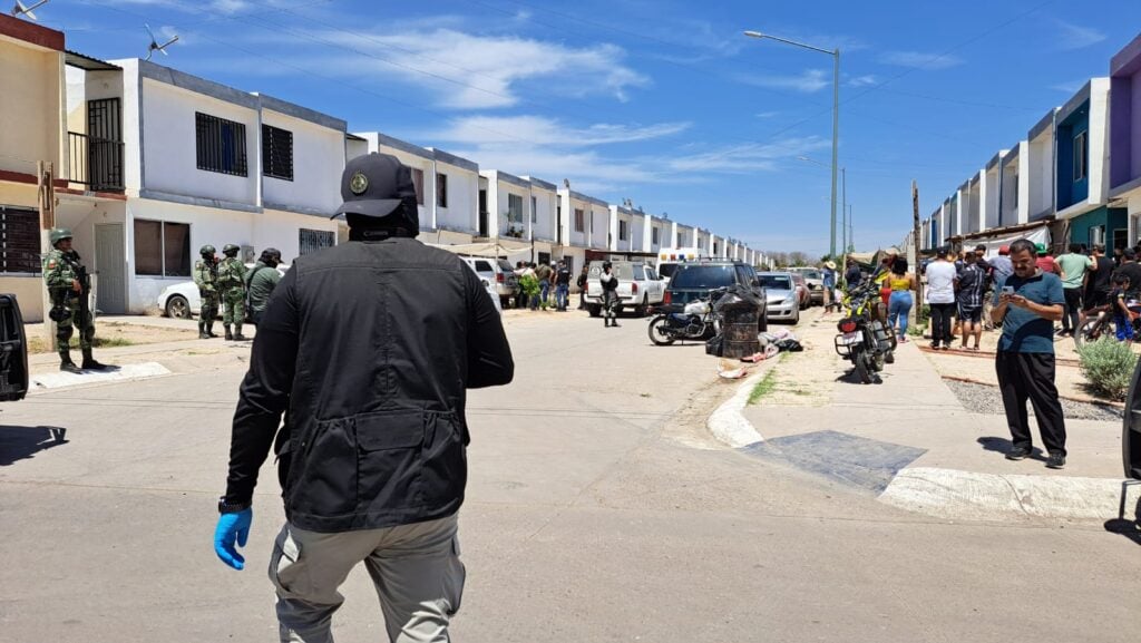 Peritos de Semefo de la FGE, elementos de la Guardia Nacional, Policía Municipal, en el lugar donde encontraron sin vida a Jocelyn, Dulce y Alejandro en el fraccionamiento San Fermín en Culiacán