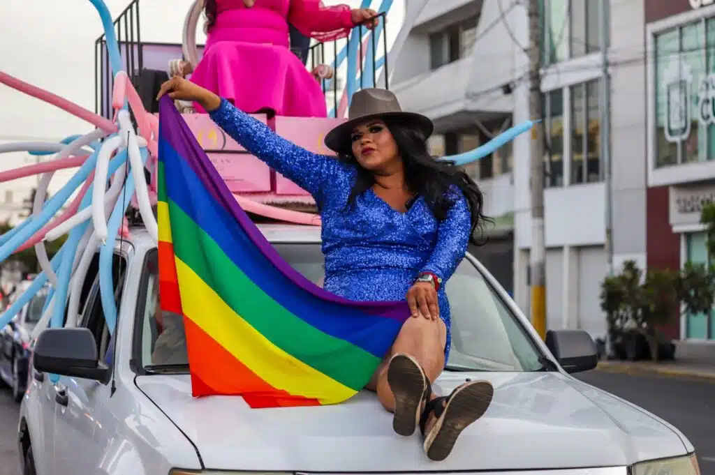 Una persona trans en un desfile en Culiacán