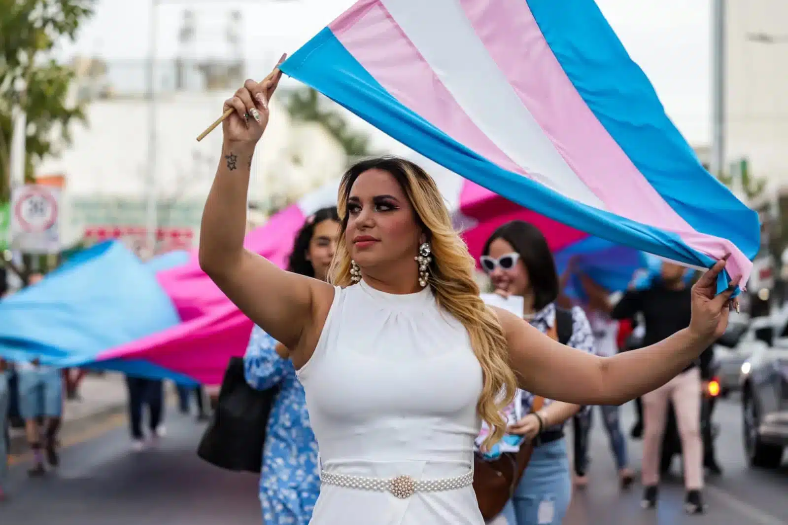 Una persona trans en un desfile en Culiacán
