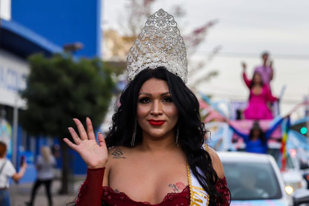 Una persona trans en un desfile en Culiacán
