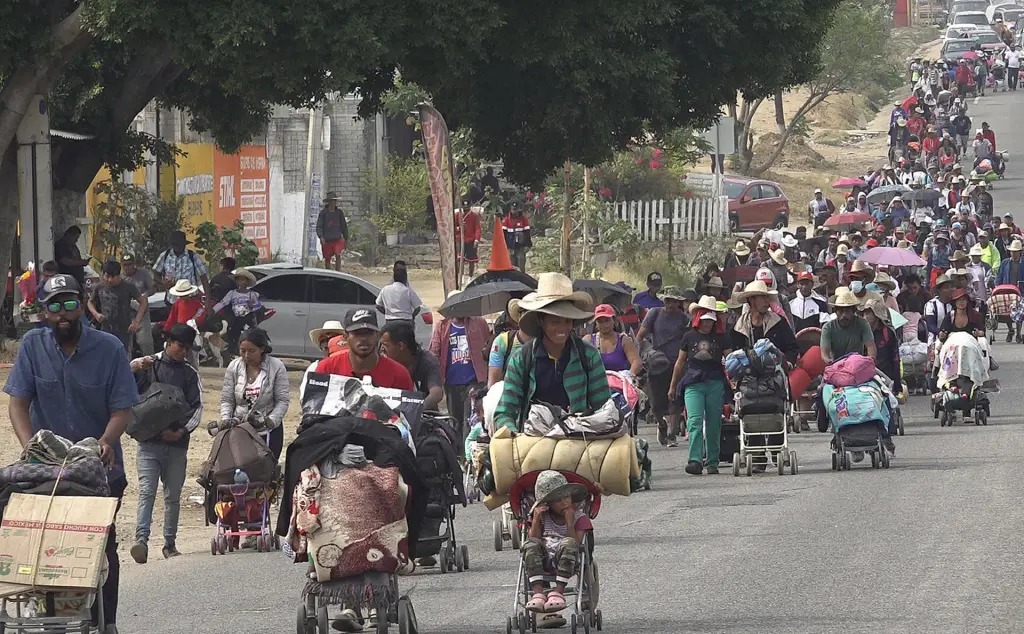 Pese a temperaturas extremas, caravana de 600 migrantes arriba a Oaxaca