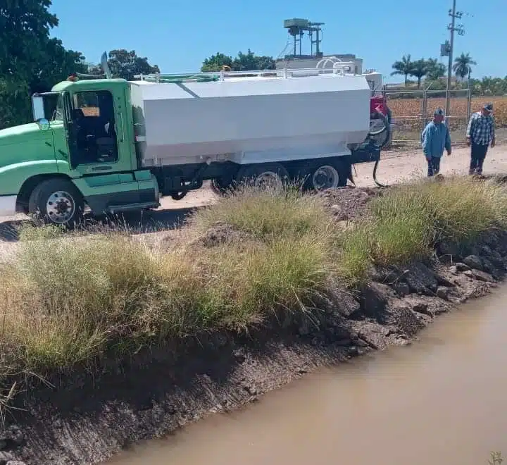 Camión para el suministro de agua en Angostura