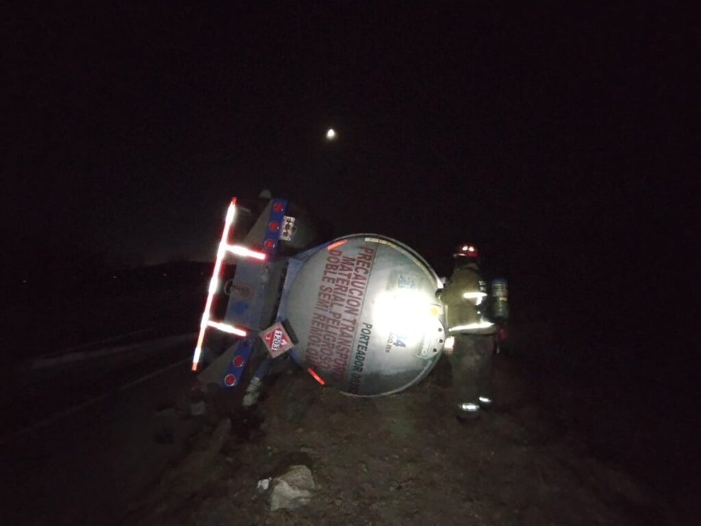 Pipa con combustible volcada sobre el libramiento Mazatlán.