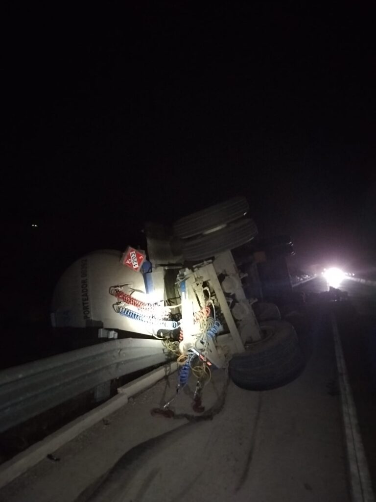 Pipa con combustible volcada sobre el libramiento Mazatlán.