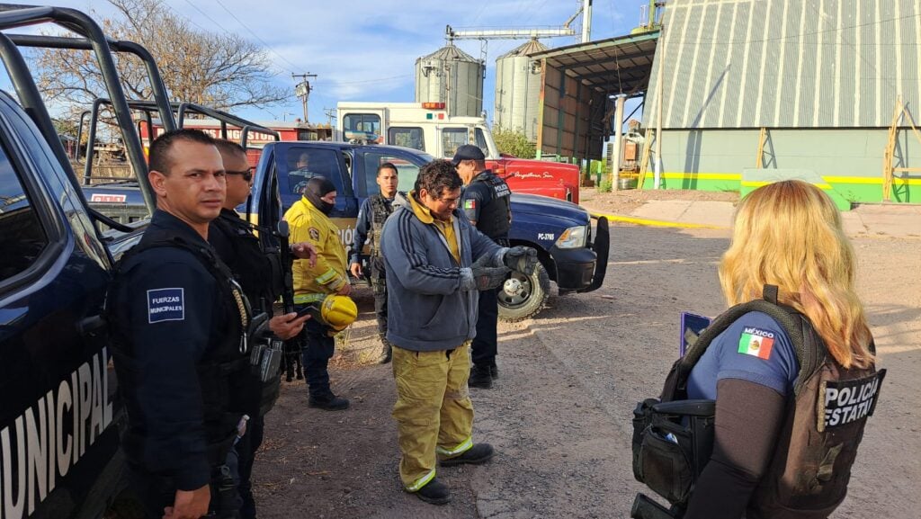 Elementos de la Policía Municipal en el lugar donde unas abejas les picaron a tres trabajadores de una bodega de granos ubicada por la carretera Guamúchil-Angostura