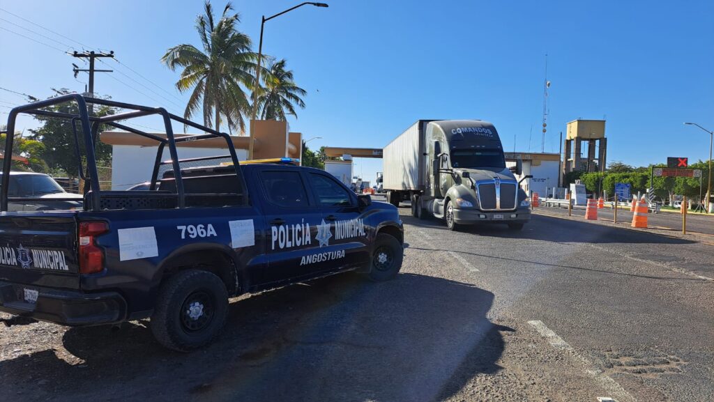 Patrulla de la Policía Municipal de Angostura en la caseta de Alhuey