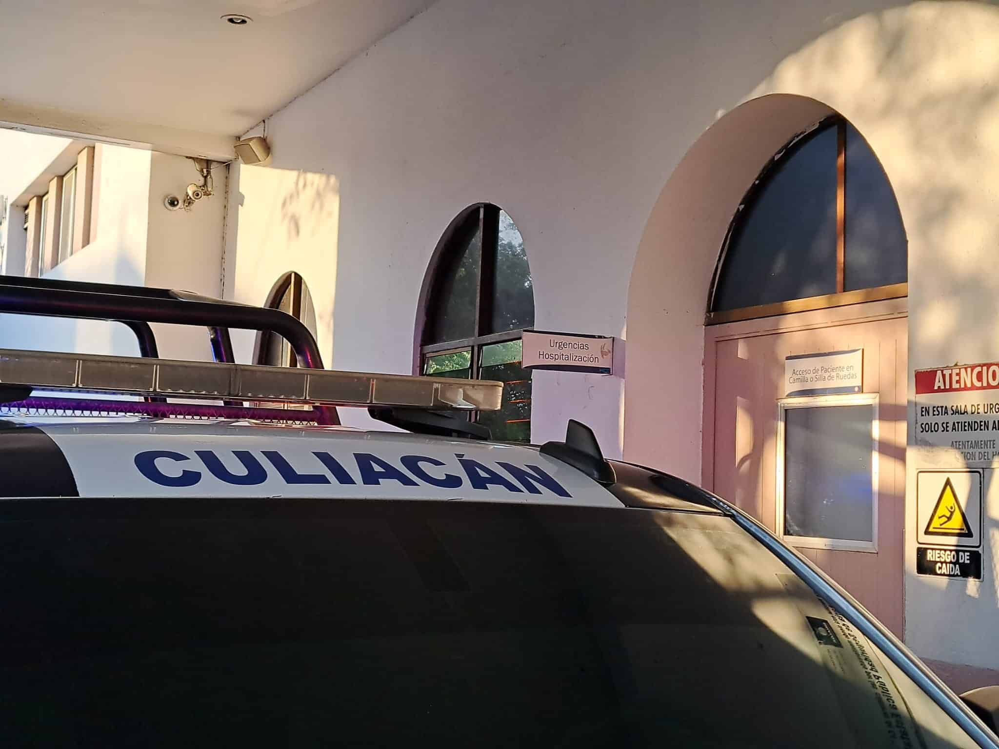 Patrulla de la Policía Municipal de Culiacán afuera del Hospital Civil