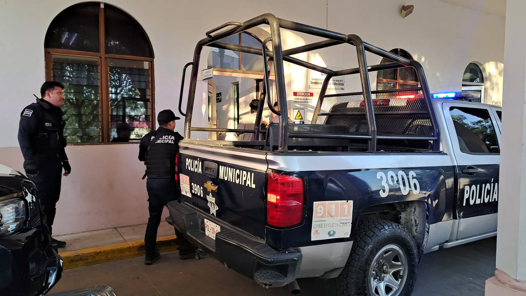 Patrulla de la Policía Municipal de Culiacán afuera del Hospital Civil en donde trasladaron a un hombre herido
