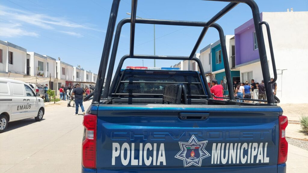 Patrulla de la Policía Municipal en el lugar donde asesinaron a un hombre y dos mujeres en el fraccionamiento San Fermín en Culiacán