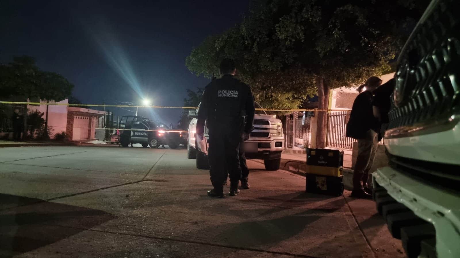 Elementos de la Policía Municipal de Culiacán en el lugar donde atacaron a balazos una casa y cinta amarilla delimitando el área