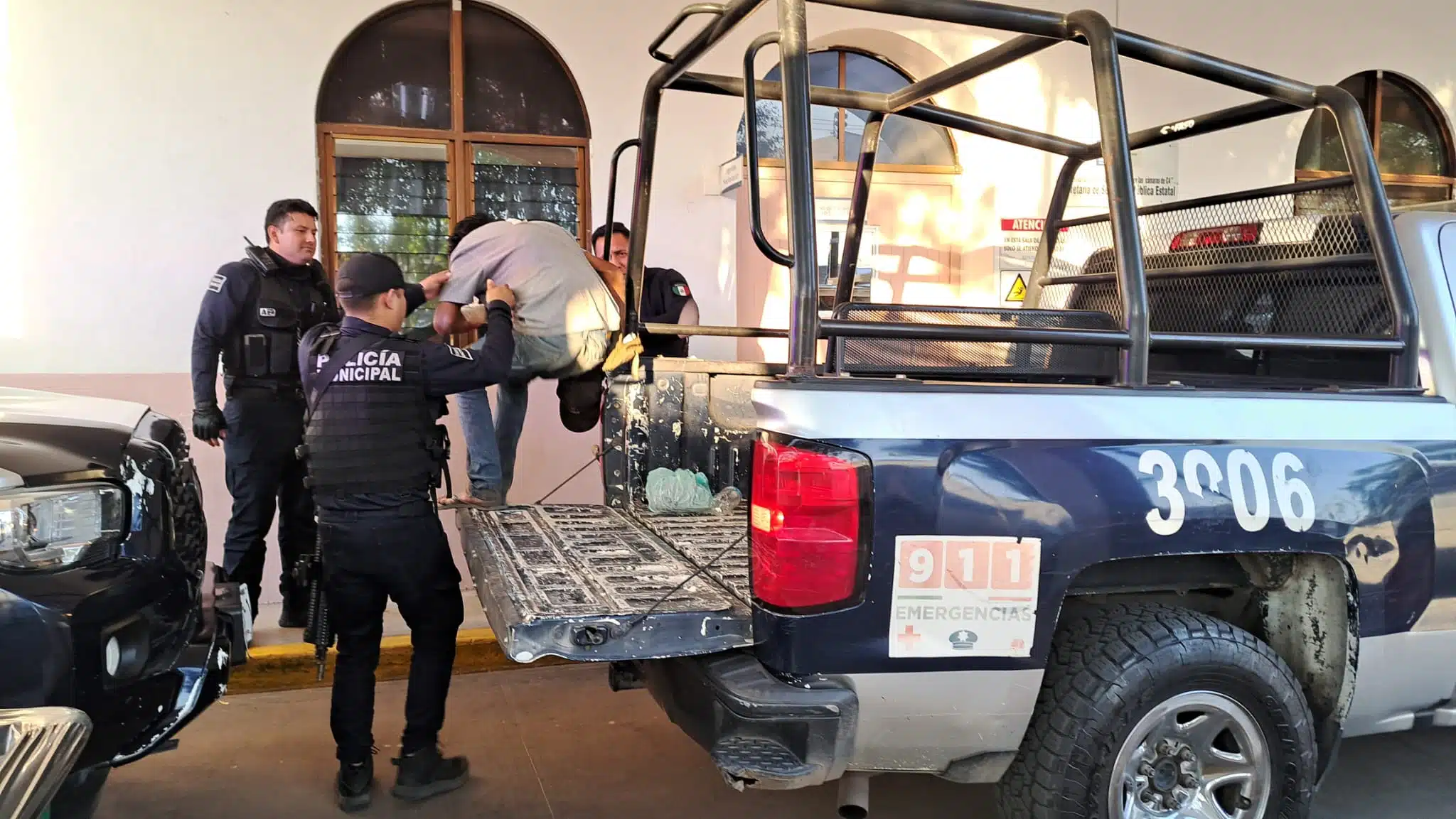 Patrulla de la Policía Municipal de Culiacán afuera del Hospital Civil en donde trasladaron a un hombre herido