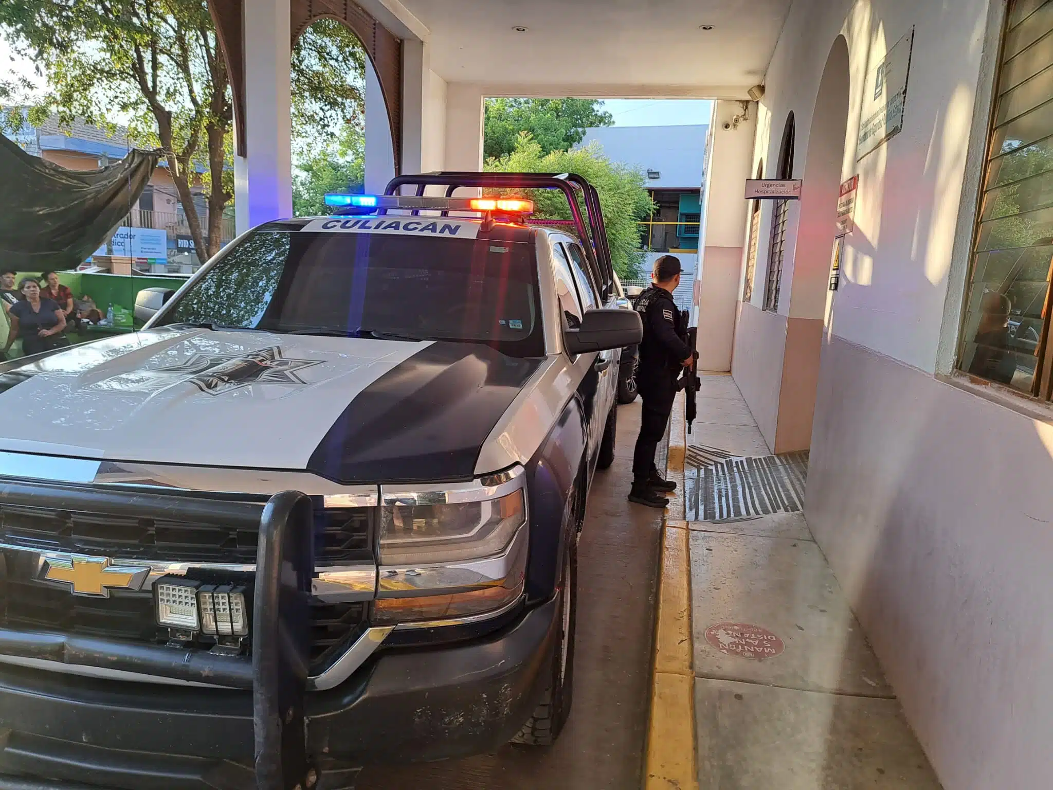 Patrulla de la Policía Municipal de Culiacán afuera del Hospital Civil