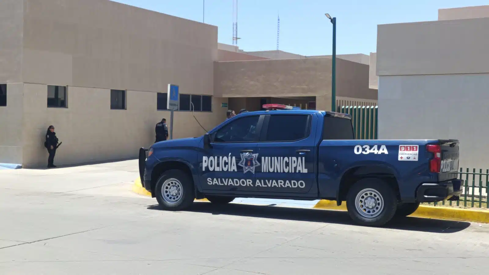 Patrulla de la Policía Municipal de Guamúchil afuera del IMSS