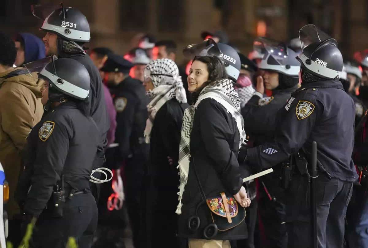 Policía de NY detiene a 282 alumnos propalestinos en Universidad de Columbia