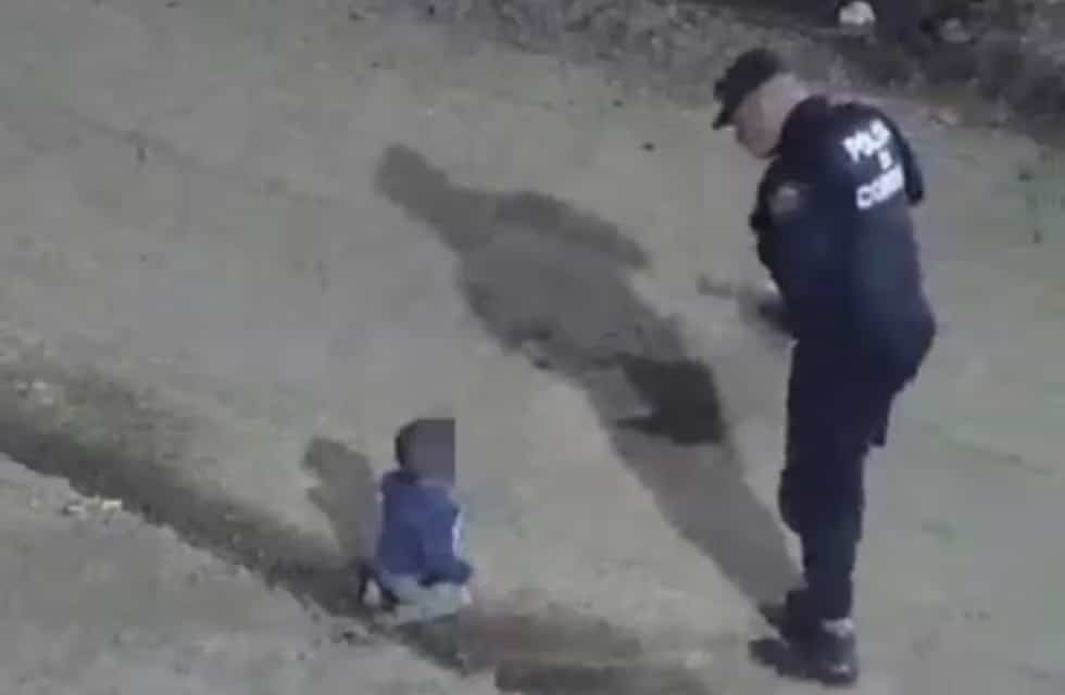 Policía encuentra a un bebé gateando solo en un barrio de Córdoba