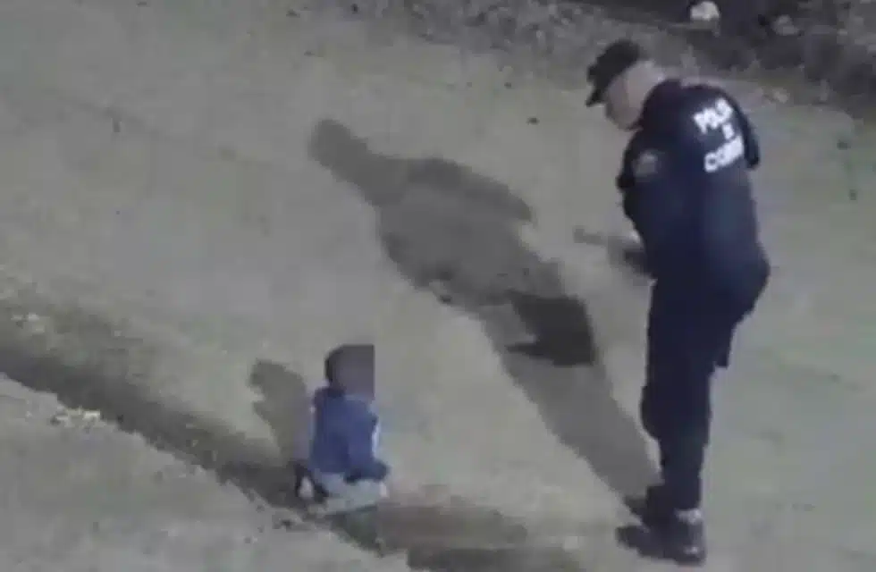 Policía-encuentran-a-un-bebé-gateando-solo