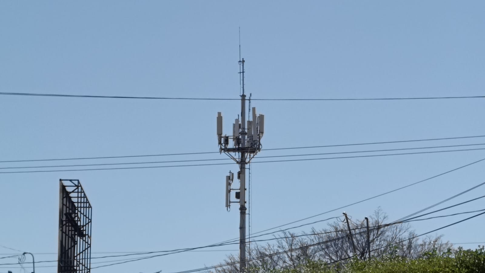 Postes de telefonía en Salvador Alvarado