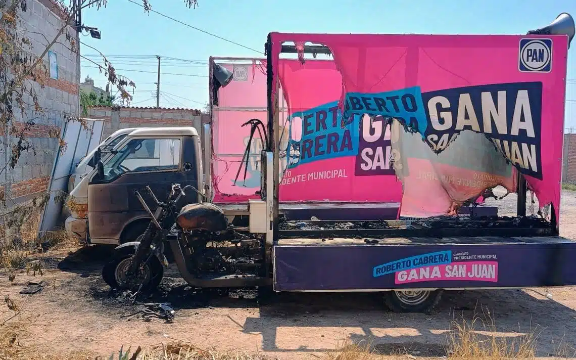 Prenden fuego a vehículos oficiales del candidato a la Alcaldía de Querétaro