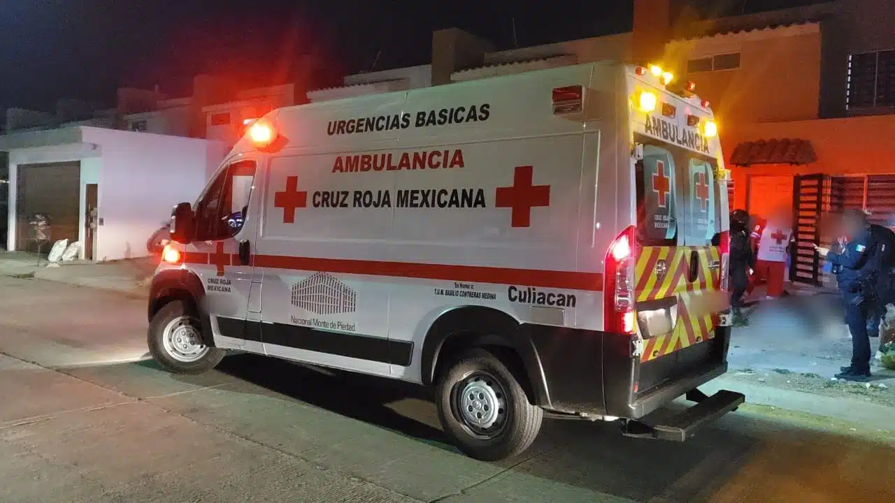 Ambulancia de la Cruz Roja en el lugar donde se encuentra el joven lesionado