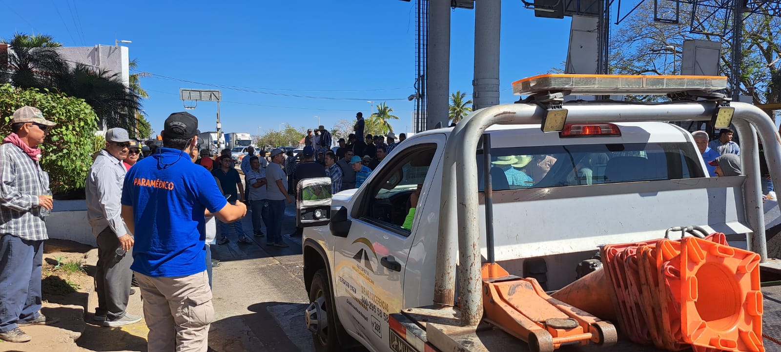 Productores en caseta de peaje