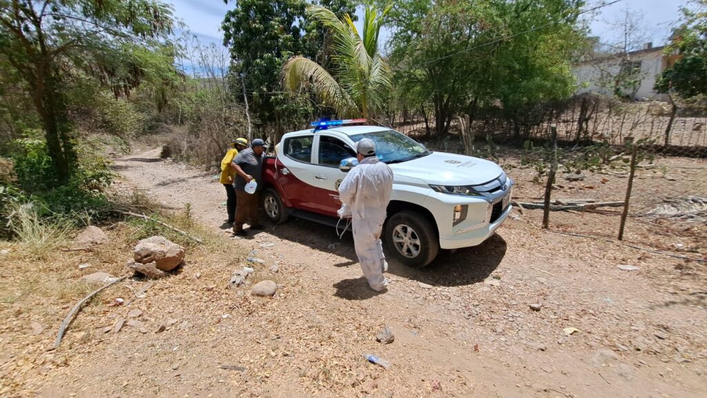 Camioneta y elementos de Protección Civil de Culiacán en el cerro de la colonia Las Coloradas