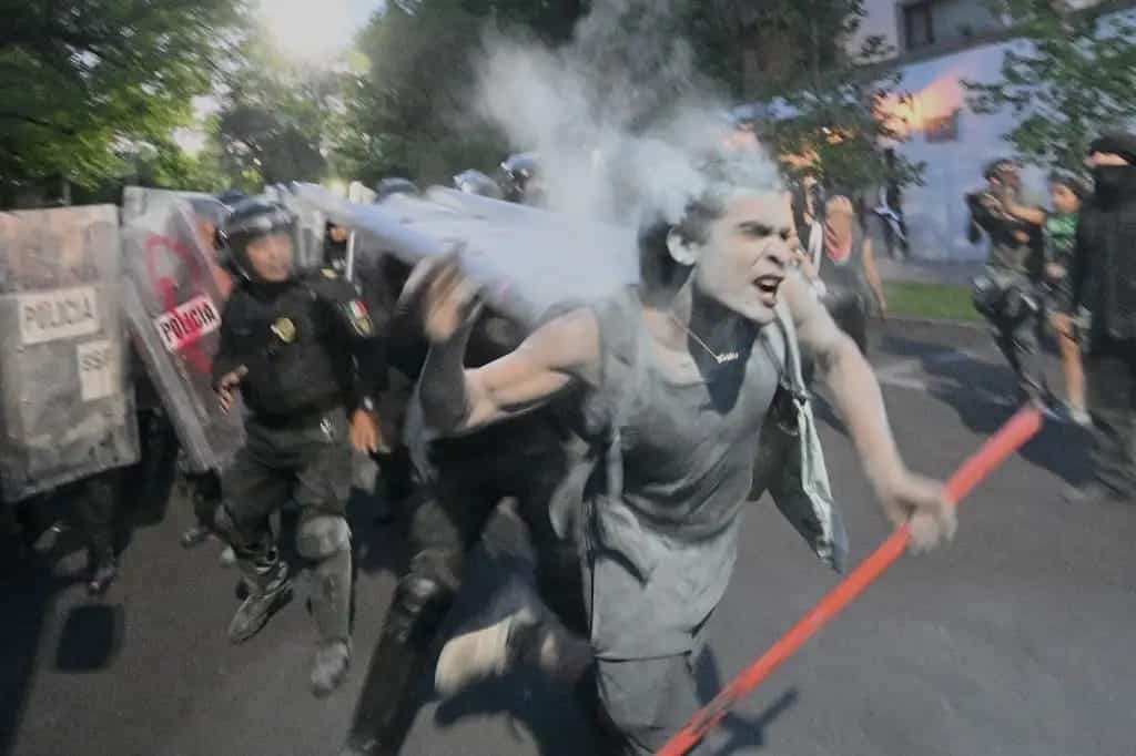 Protesta en la embajada de Israel deja seis policías lesionados