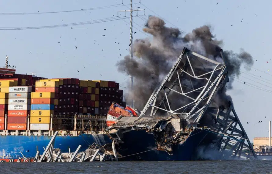 Demuelen tramo del puente colapsado en Baltimore