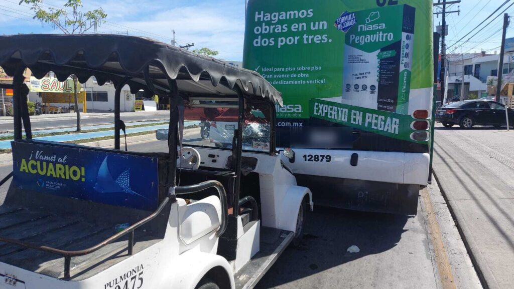 Impacto de la pulmonía contra el camión urbano en mazatlán