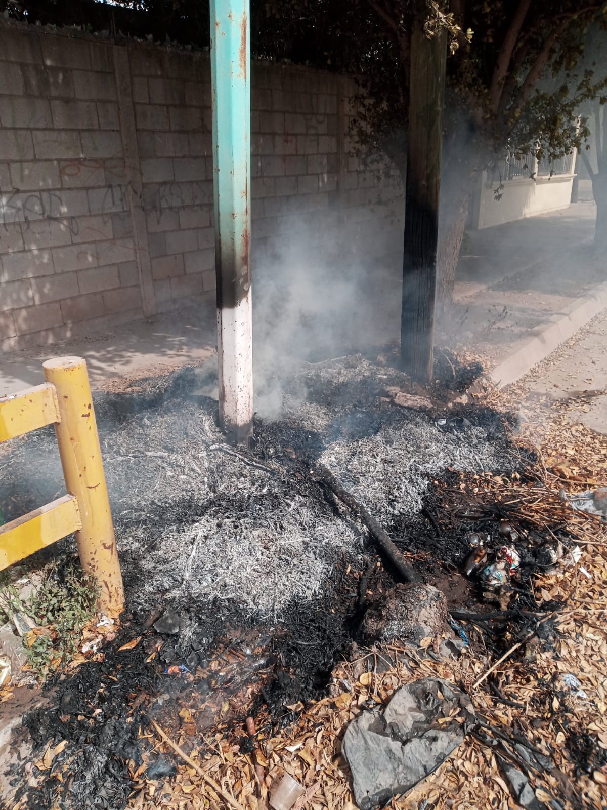 Quema de basura junto a poste de luz y de telefonía en Guasave